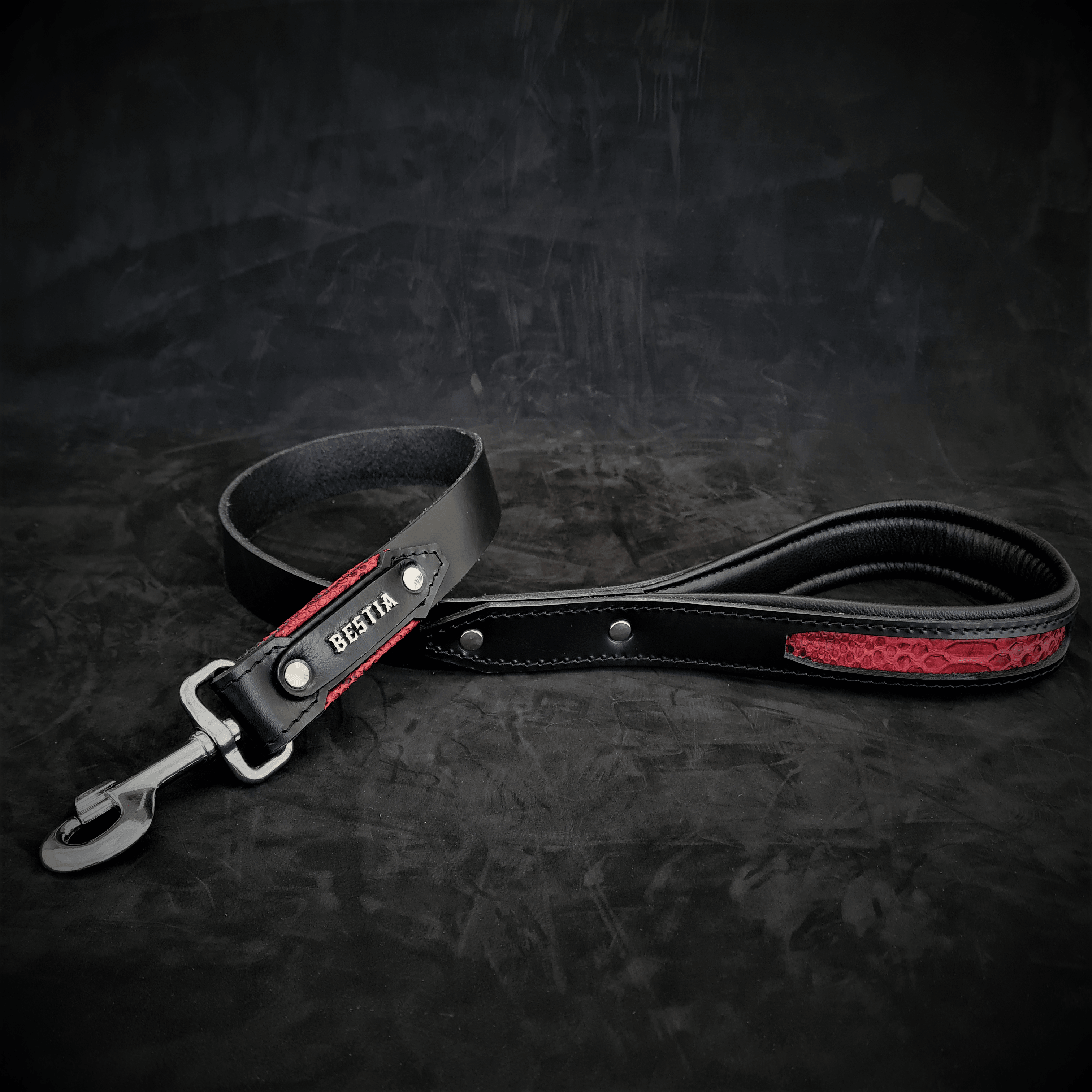 The ''Red Dragon'' leash by Bestia Dog Gear