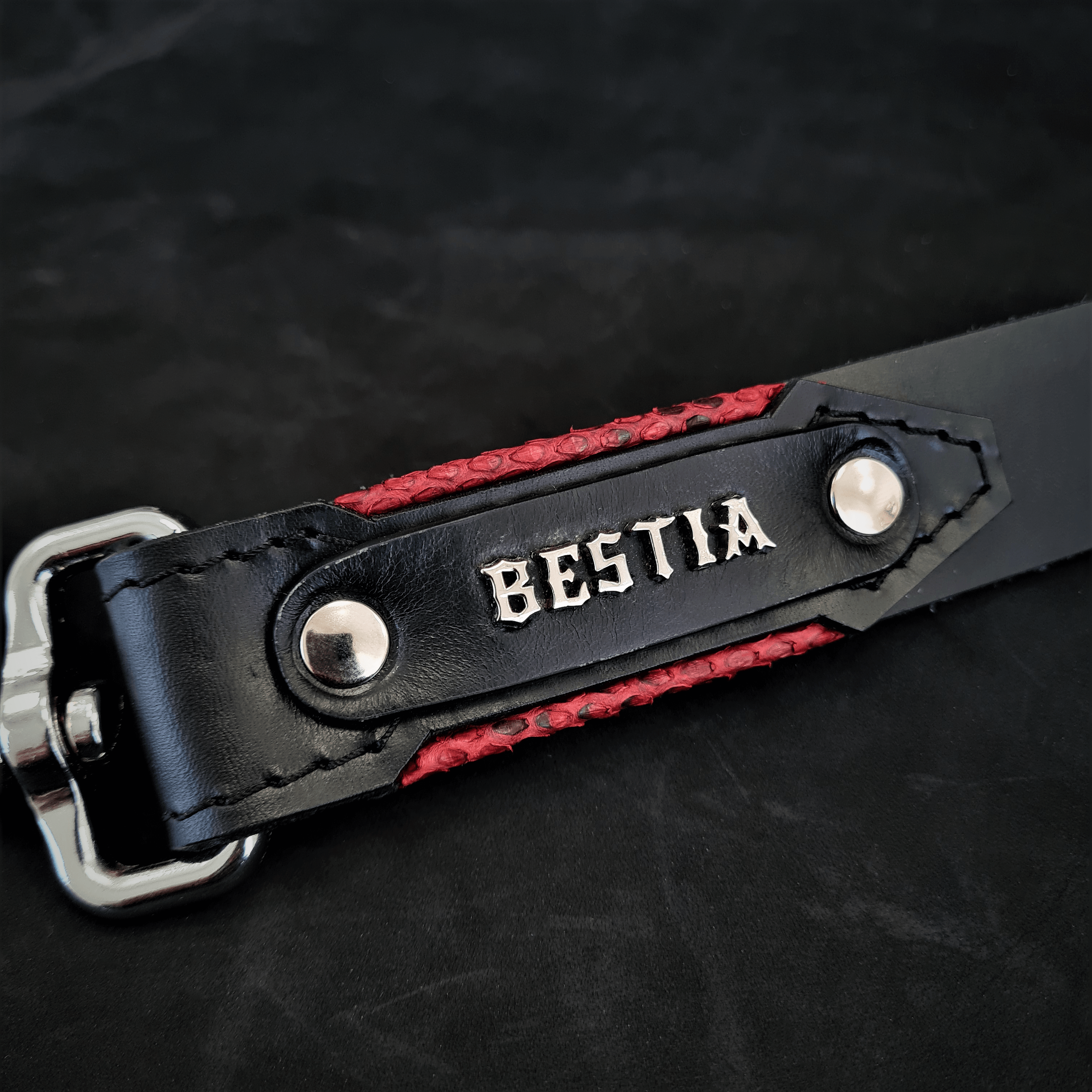 The ''Red Dragon'' leash by Bestia Dog Gear